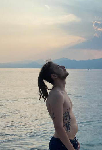 me smiling to lake garda